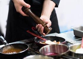 chef-kok die voedsel in de keuken kookt, chef-kok die voedsel bereidt foto