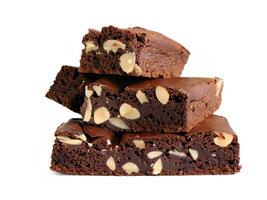 chocola brownies met amandelen en noten Aan wit achtergrond foto