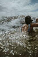 een vrouw zwemmen in de oceaan met haar hoofd uit van de water foto