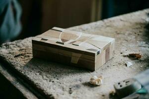 een houten doos zittend Aan houtbewerking tafel foto