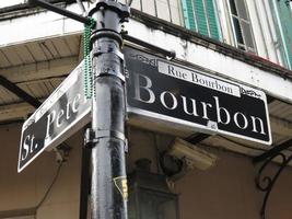 bourbon street in de franse wijk in new orleans, louisiana foto