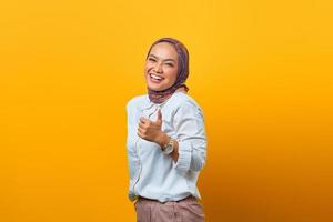 portret van geluk aziatische vrouw duimen opdagen foto