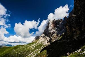 wolken omringen de prachtige dolomieten rond san martino di castrozza en passo rolle, trento, italië foto