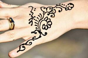 henna- geschilderd Aan de hand- foto