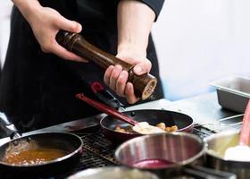 chef-kok die voedsel in de keuken kookt, chef-kok die voedsel bereidt foto