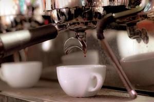espresso shot uit koffiezetapparaat in coffeeshop