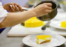 chef-kok bereidt eten, maaltijd, in de keuken, chef-kok koken foto