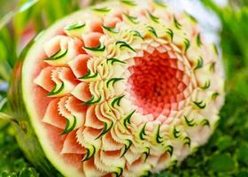 fruit- en groentesnijwerk, toon Thaise fruitgravure-decoratie;