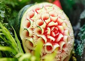 fruit- en groentesnijwerk, toon Thaise fruitgravure-decoratie;