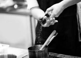 chef-kok die voedsel in de keuken kookt, chef-kok die voedsel bereidt foto