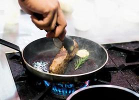 chef-kok die voedsel in de keuken kookt, chef-kok die voedsel bereidt foto