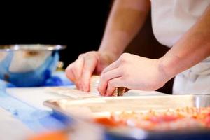 chef-kok handen die Japans eten bereiden, chef-kok die sushi maakt foto