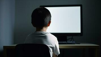 een jongen zittend in een stoel, in voorkant van een blanco scherm computer. verslaving van nieuw generatie, slecht kant van technologie. ai gegenereerd foto