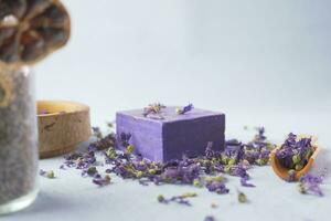 eigengemaakt natuurlijk zeep bar en lavendel bloem Aan tafel foto