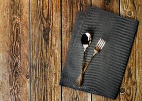 vork en lepelservet of servet op houten achtergrond