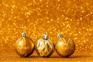 kerstballen op glanzende gouden achtergrond. foto