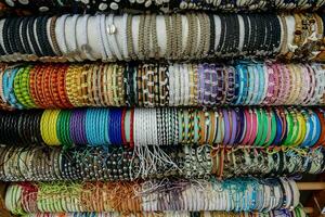 kleurrijk armbanden Bij de markt in Spanje foto