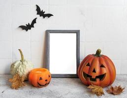 mock-up frame met jack o lantern en pompoen decor op een tafel. foto