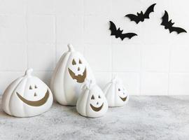 halloween pompoenen en jack o lantern decor foto