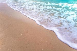 zeepbel van zeegolf op zand foto