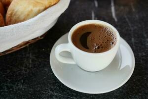 een kop van Turks koffie Aan tafel foto