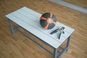 Sportschool uitrusting of halter kettlebell in een Sportschool bank foto