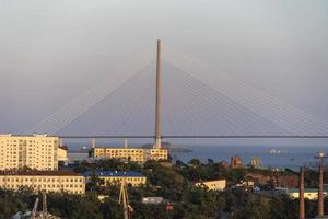 stadslandschap met uitzicht op de russische brug. vladivostok foto