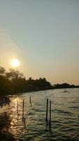 een bruin rivier- met rotsen en water foto