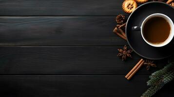 zwart koffie met kaneel en ster anijs Aan een donker houten tafel foto