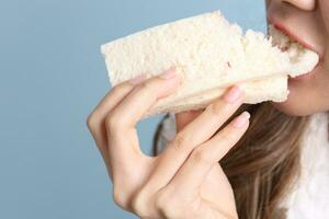 vrouw aan het eten voedsel foto