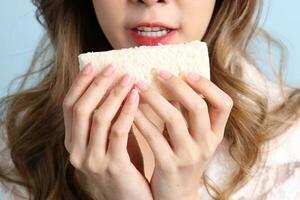 vrouw aan het eten voedsel foto