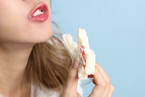 vrouw aan het eten voedsel foto