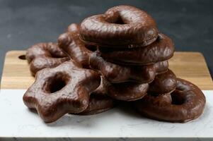 chocola peperkoek koekjes Aan zwart tafel, top visie foto