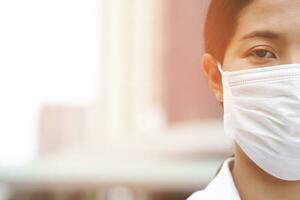 ziek besmettelijk vrouw Aziatisch met vervelend bescherming medisch gezicht masker tegen coronavirus portret. dichtbij omhoog pandemisch virus ziekte. Gezondheid zorg covid 19 het uitbreken besmetting concept foto