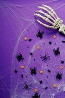gelukkig halloween banier model, pompoenen, vleermuizen en spinnen Aan Purper achtergrond foto