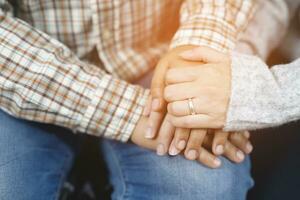 vrouw en Mens Holding handen, gelukkig paar in liefde. concept paar minnaar Valentijn dag. foto