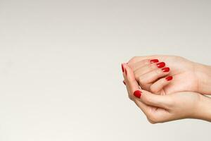 mooi vrouw hand- schilderij acryl gel rood nagels. mode stijl. foto