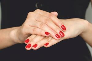 mooi vrouw hand- schilderij acryl gel rood nagels. mode stijl. foto