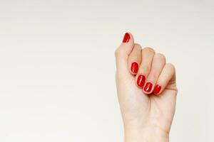 mooi vrouw hand- schilderij acryl gel rood nagels. mode stijl. foto