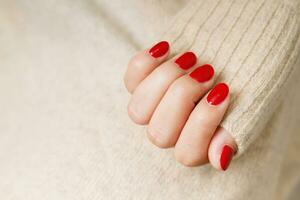 mooi vrouw hand- schilderij acryl gel rood nagels. mode stijl. foto