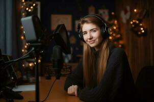 vrouw podcaster maken audio glimlachen gezicht. genereren ai foto