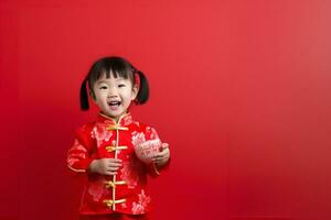 kinderen vieren Chinese nieuw jaar Aan een rood achtergrond, kopiëren ruimte ai gegenereerd foto