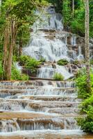 een prachtig waterval gevangen genomen in lang blootstelling, Thailand. foto