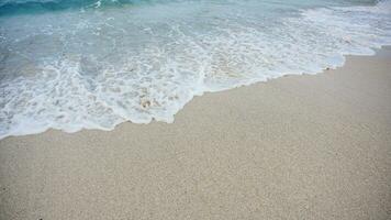 mooi strand en blauw zee water dat voldoet aan de strand zand met schuim. tropisch zee. tropisch landschap in jachthaven strand, lampung. mooi strand zand. visie mooi hoor tropisch strand in lampung foto