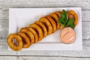 hete uienringen snack met saus foto