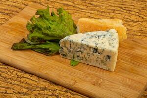 blauwe kaas met slablaadjes foto
