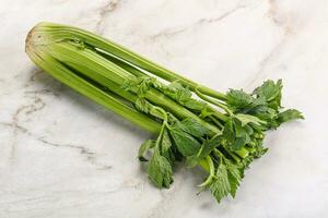 veganistisch keuken - selderij stengels met blad foto