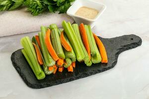 veganistisch keuken - dieet selderij en wortel vinkjes foto