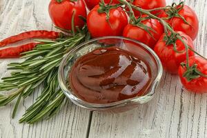 tomaten barbecuesaus op de kom foto