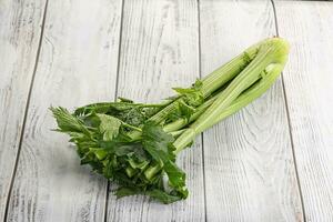 veganistisch keuken - selderij stengels met blad foto